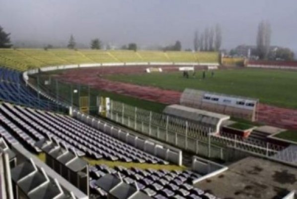 Un constănţean a vrut să se arunce de pe nocturna stadionului din Piteşti
